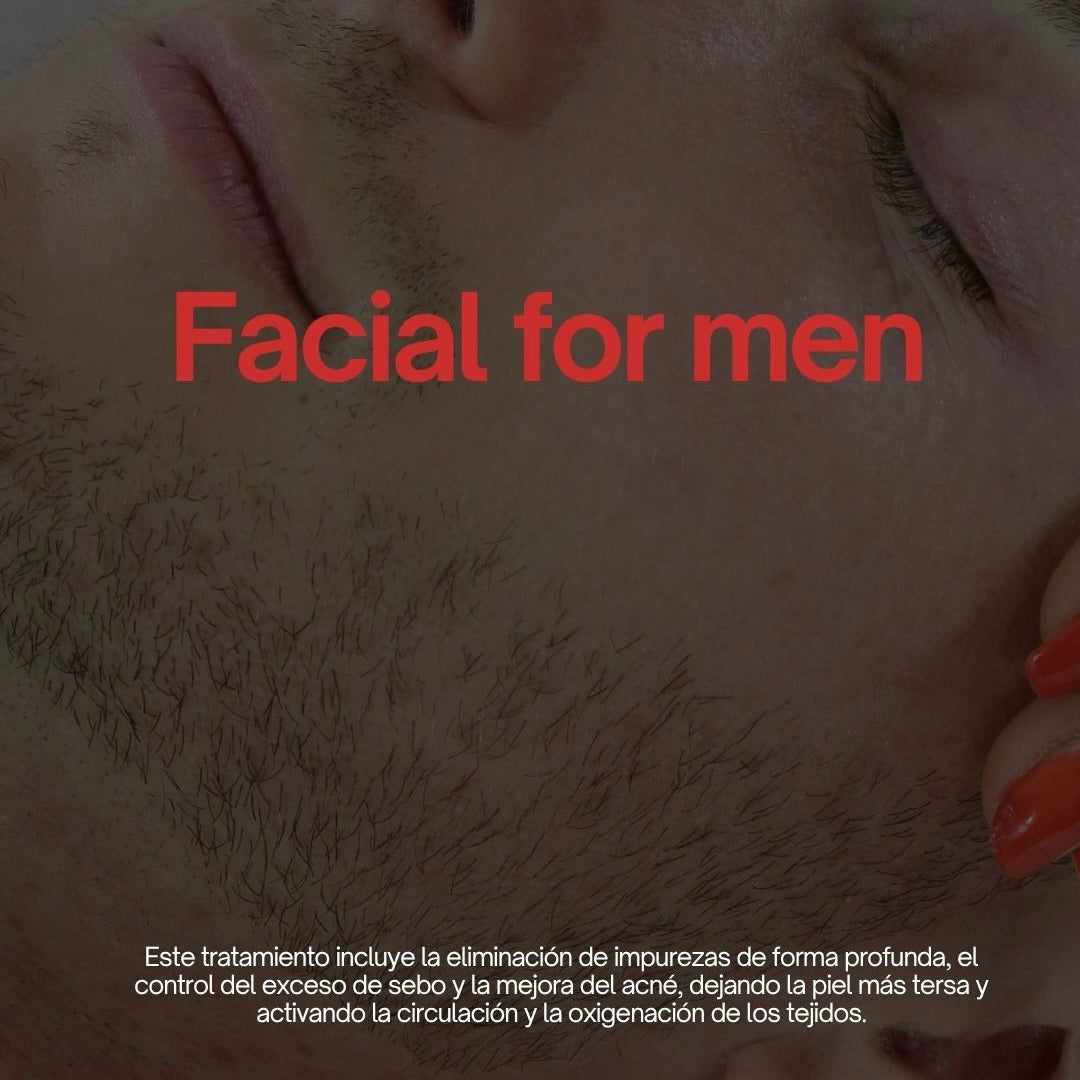 Hombre recibiendo limpieza facial profesional en cabina de Face Fitness