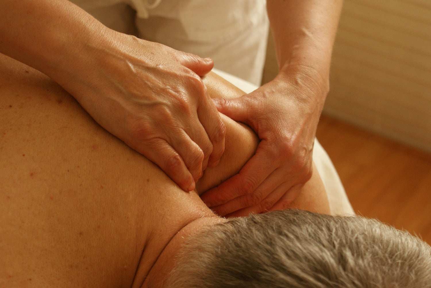 Terapeuta realizando un relajante masaje en un centro especializado en Guatemala