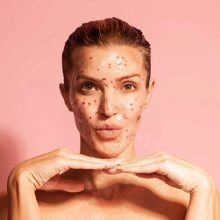 Extracción de puntos negros durante facial limpieza profunda profesional